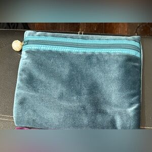 Luxurious Teal Velvet Cosmetic Bag with Stylish Zipper